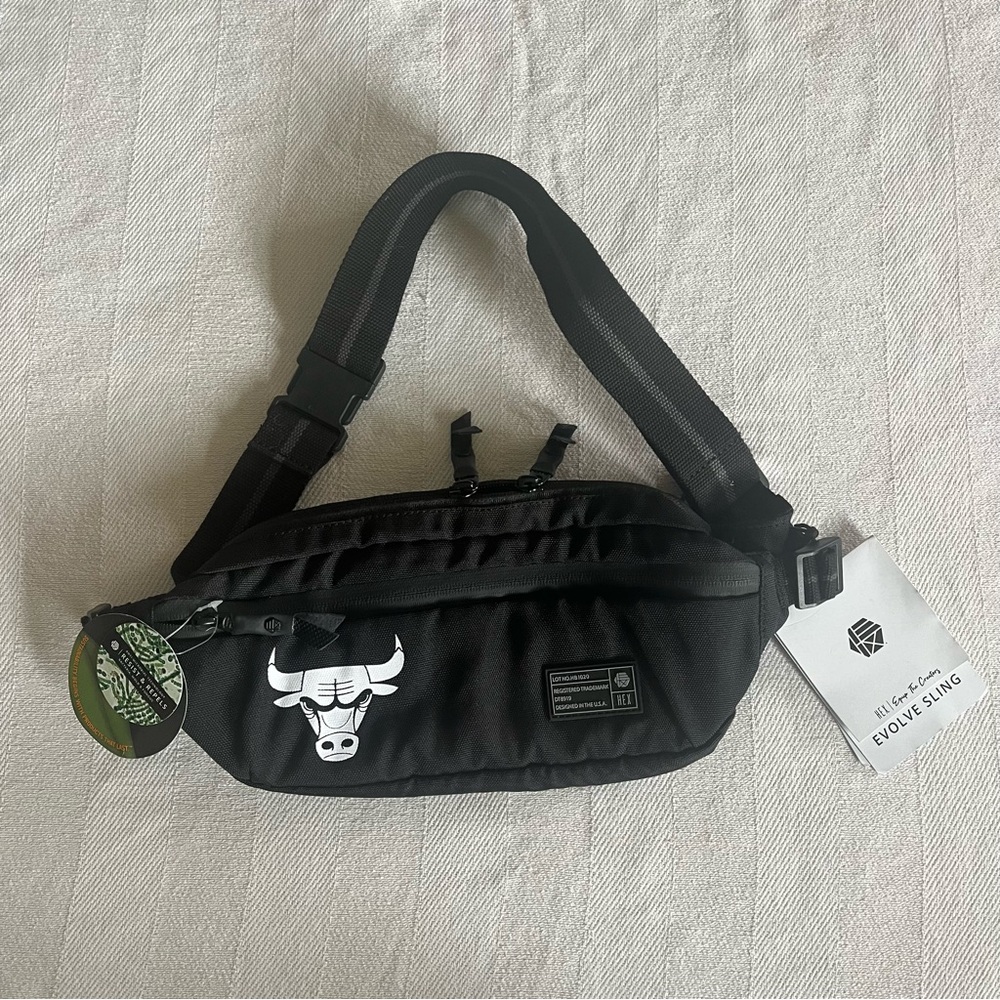 NWT HEXBRAND x NBA Chicago Bulls Black Evolve Sling Bag